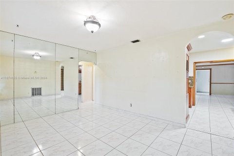 House in Miami Springs, Florida 3 bedrooms, 122.82 sq.m. № 1399827 - photo 17