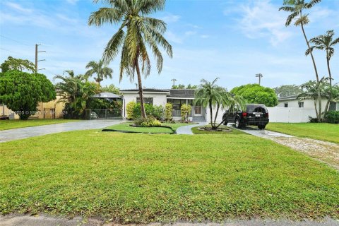 House in Miami Springs, Florida 3 bedrooms, 122.82 sq.m. № 1399827 - photo 1