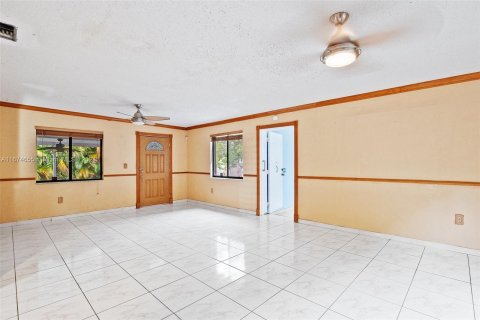 House in Miami Springs, Florida 3 bedrooms, 122.82 sq.m. № 1399827 - photo 9