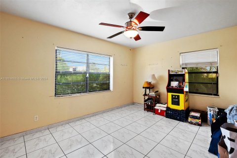 House in Miami Springs, Florida 3 bedrooms, 122.82 sq.m. № 1399827 - photo 20