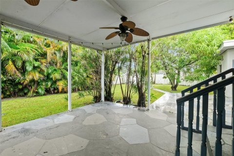 House in Miami Springs, Florida 3 bedrooms, 122.82 sq.m. № 1399827 - photo 21