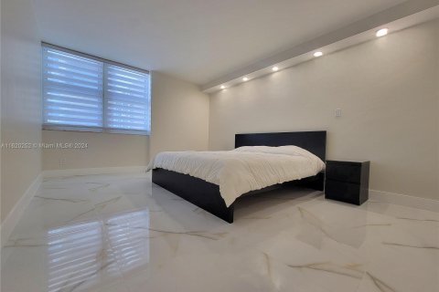 Condo in Hallandale Beach, Florida, 2 bedrooms  № 1399795 - photo 23