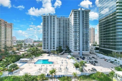 Condo in Hallandale Beach, Florida, 2 bedrooms  № 1399795 - photo 1