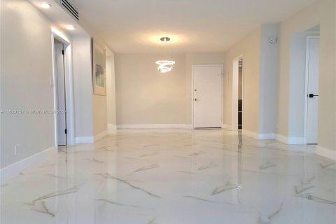 Condo in Hallandale Beach, Florida, 2 bedrooms  № 1399795 - photo 11