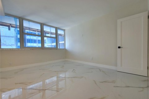 Condo in Hallandale Beach, Florida, 2 bedrooms  № 1399795 - photo 22