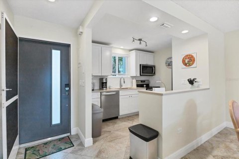 Condo in Sarasota, Florida, 2 bedrooms  № 1386518 - photo 11