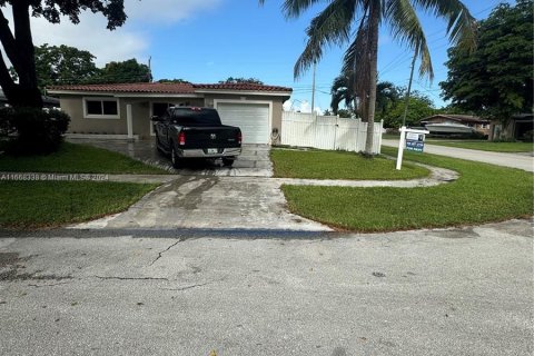 House in Hollywood, Florida 3 bedrooms, 170.94 sq.m. № 1384406 - photo 4