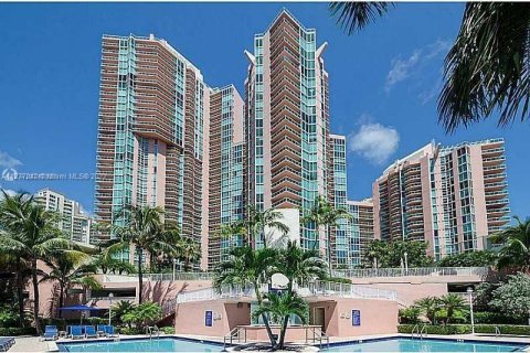 Condo in Aventura, Florida, 2 bedrooms  № 132899 - photo 19