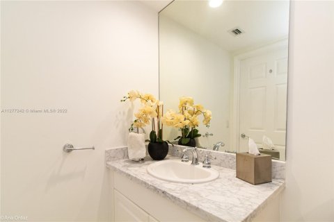 Condo in Aventura, Florida, 2 bedrooms  № 132899 - photo 9