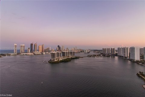 Condominio en venta en Aventura, Florida, 2 dormitorios, 149.57 m2 № 132899 - foto 1