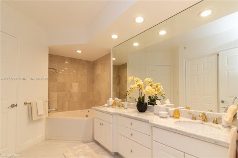 Condo in Aventura, Florida, 2 bedrooms  № 132899 - photo 14