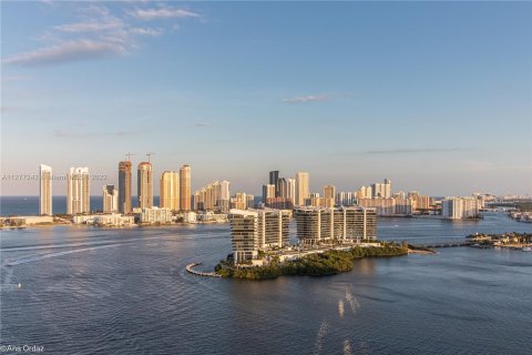 Condo in Aventura, Florida, 2 bedrooms  № 132899 - photo 2