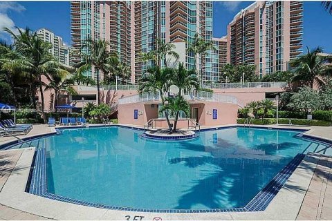 Condo in Aventura, Florida, 2 bedrooms  № 132899 - photo 20