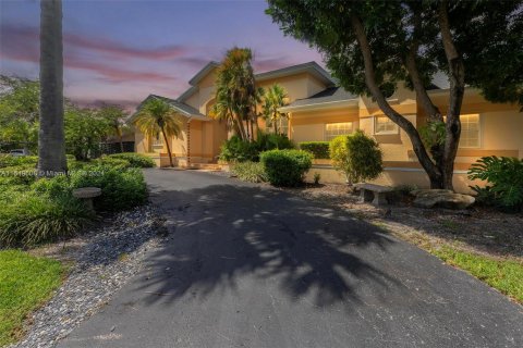 Villa ou maison à vendre à Palmetto Bay, Floride: 4 chambres, 310.94 m2 № 1331969 - photo 2