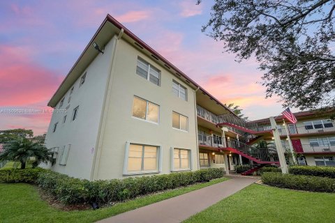 Condominio en venta en Pembroke Pines, Florida, 2 dormitorios, 108.32 m2 № 889968 - foto 1