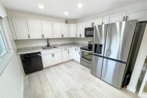 Condominio en venta en Pembroke Pines, Florida, 2 dormitorios, 108.32 m2 № 889968 - foto 2