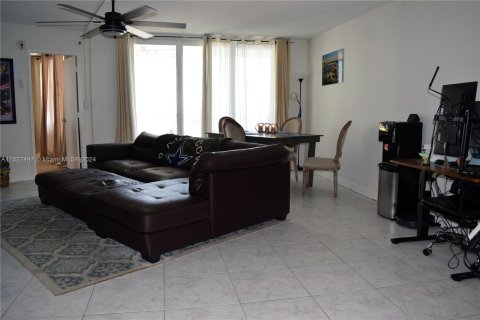 Copropriété à vendre à Pompano Beach, Floride: 1 chambre, 99.5 m2 № 991303 - photo 17