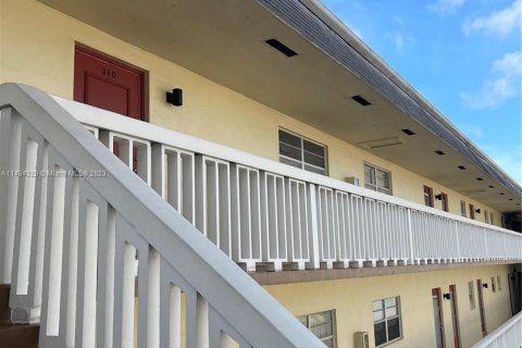 Condo in Lauderhill, Florida, 2 bedrooms  № 866375 - photo 15