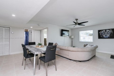 House in Fort Lauderdale, Florida 4 bedrooms, 111.3 sq.m. № 1170364 - photo 1