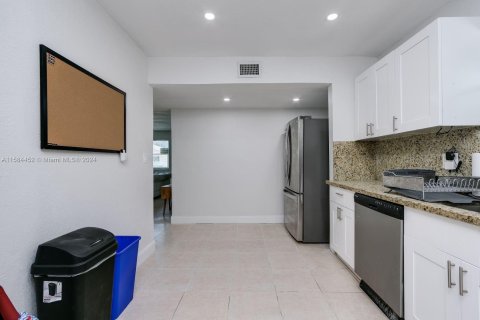 Casa en venta en Fort Lauderdale, Florida, 4 dormitorios, 111.3 m2 № 1170364 - foto 11