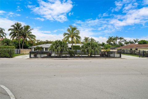 House in Miami, Florida 5 bedrooms, 274.06 sq.m. № 1358485 - photo 1