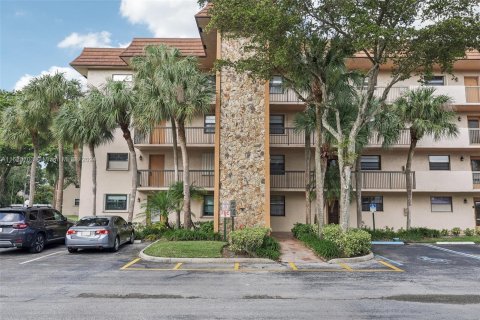 Condo in Tamarac, Florida, 2 bedrooms  № 1423275 - photo 1