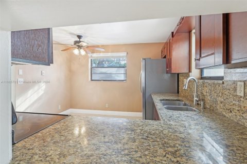 Condo in Tamarac, Florida, 2 bedrooms  № 1423275 - photo 8