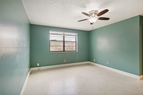 Condo in Tamarac, Florida, 2 bedrooms  № 1423275 - photo 18