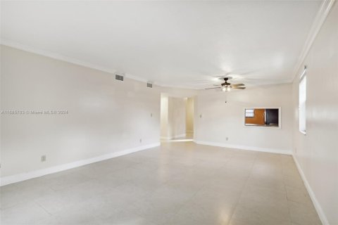 Condo in Tamarac, Florida, 2 bedrooms  № 1423275 - photo 6