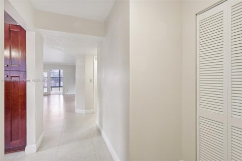 Condo in Tamarac, Florida, 2 bedrooms  № 1423275 - photo 12