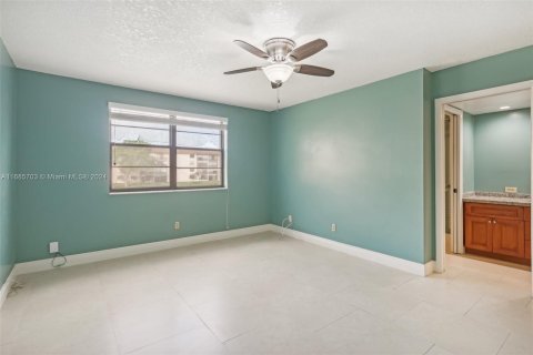 Condo in Tamarac, Florida, 2 bedrooms  № 1423275 - photo 19