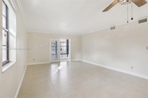 Condo in Tamarac, Florida, 2 bedrooms  № 1423275 - photo 5