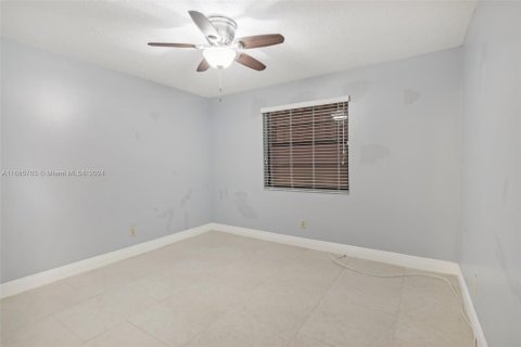 Condo in Tamarac, Florida, 2 bedrooms  № 1423275 - photo 13