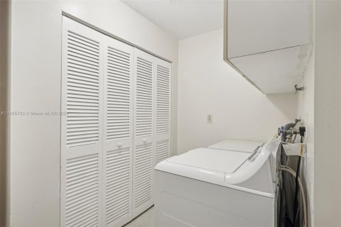 Condo in Tamarac, Florida, 2 bedrooms  № 1423275 - photo 24