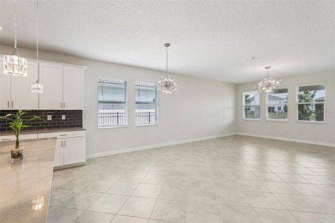 House in Davenport, Florida 5 bedrooms, 353.86 sq.m. № 1285700 - photo 8