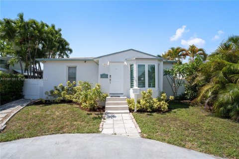 House in Hollywood, Florida 2 bedrooms, 102.47 sq.m. № 1181146 - photo 1