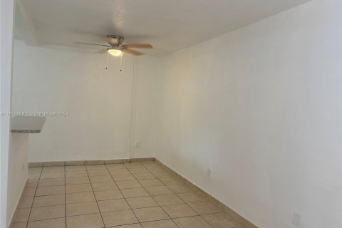 Condominio en venta en Hialeah, Florida, 1 dormitorio, 58.16 m2 № 1355273 - foto 3