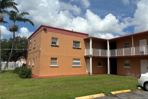 Condominio en venta en Hialeah, Florida, 1 dormitorio, 58.16 m2 № 1355273 - foto 1