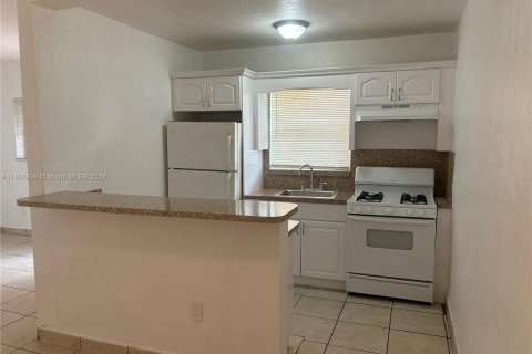 Condominio en venta en Hialeah, Florida, 1 dormitorio, 58.16 m2 № 1355273 - foto 2