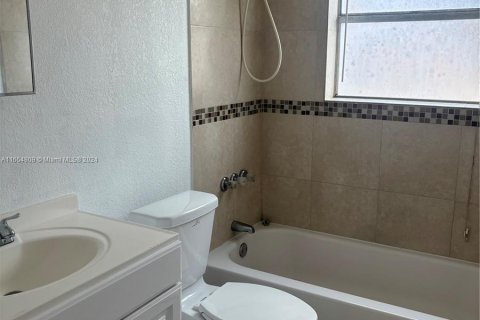 Condominio en venta en Hialeah, Florida, 1 dormitorio, 58.16 m2 № 1355273 - foto 6