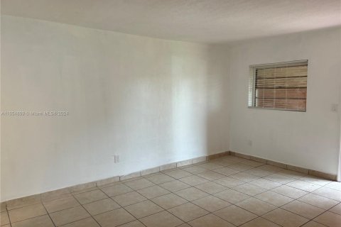 Condominio en venta en Hialeah, Florida, 1 dormitorio, 58.16 m2 № 1355273 - foto 4