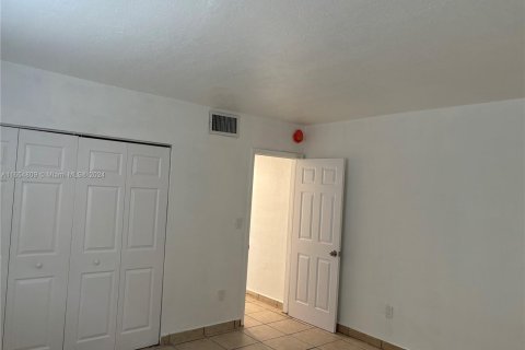 Condominio en venta en Hialeah, Florida, 1 dormitorio, 58.16 m2 № 1355273 - foto 5