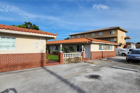 House in Miami, Florida 1 bedroom, 459.03 sq.m. № 1355367 - photo 1