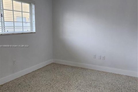 House in Miami, Florida 1 bedroom, 459.03 sq.m. № 1355367 - photo 5