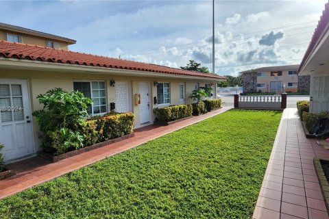 Villa ou maison à louer à Miami, Floride: 1 chambre, 459.03 m2 № 1355367 - photo 2