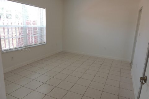 Touwnhouse à vendre à Miami, Floride: 3 chambres, 122.17 m2 № 1355368 - photo 8