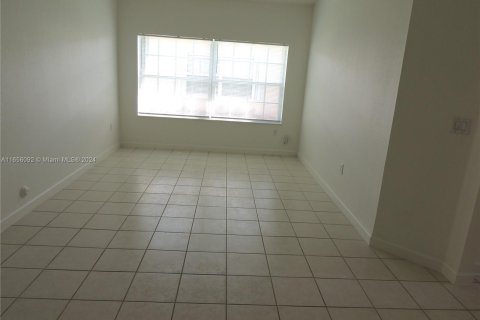 Touwnhouse à vendre à Miami, Floride: 3 chambres, 122.17 m2 № 1355368 - photo 6