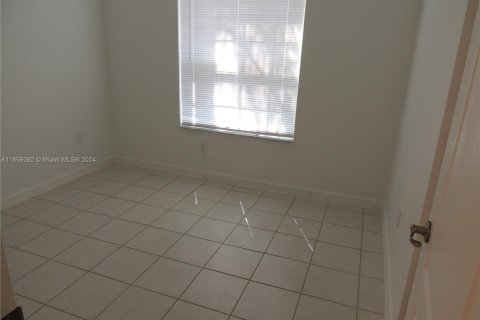 Touwnhouse à vendre à Miami, Floride: 3 chambres, 122.17 m2 № 1355368 - photo 3