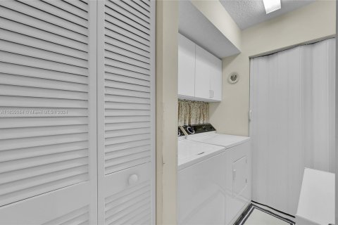 Condo in Sunrise, Florida, 2 bedrooms  № 1315501 - photo 12