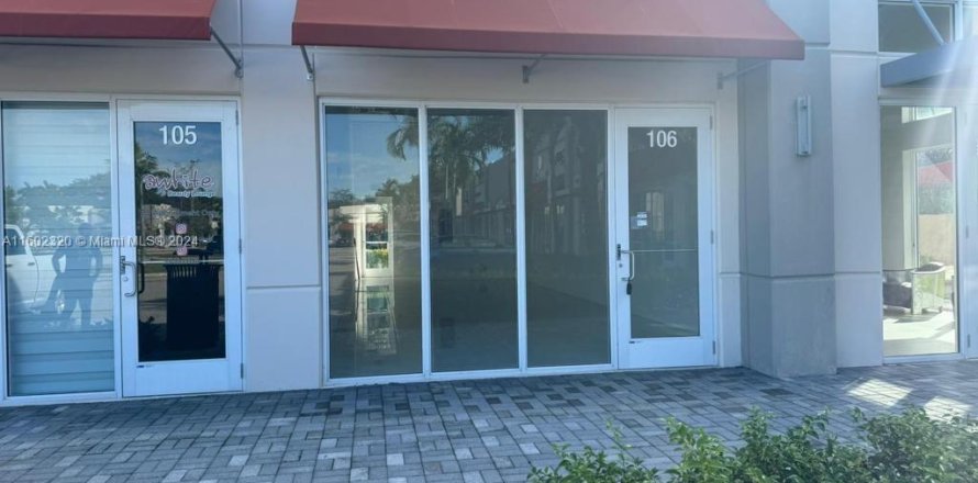 Commercial property in Cooper City, Florida № 1220872